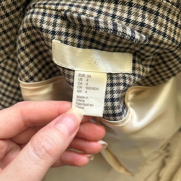 H&M multicolored brown, tan, and black plaid four button front blazer academia - Picture 7 of 8